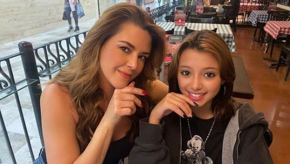 Gracias a las publicaciones de su mamá en redes sociales, podemos constatar lo mucho que ha cambiado físicamente: ya tiene un rostro más grande y hasta se maquilla.