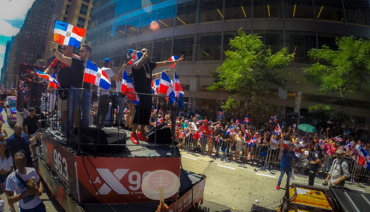 Las banderas dominicanas engalanaron la Sexta Avenida.
