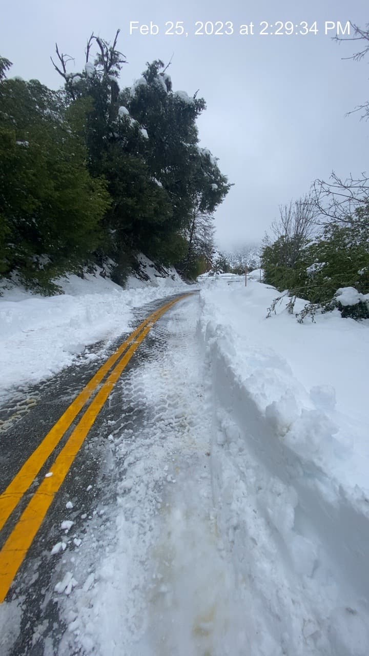 Caltrans trabaja a paso apresurado para liberar la nieve acumulada en las vías. Sin embargo, las tormentas no paran. Se prevé que desde este martes, un nuevo sistema invernal llegue al sur de California, afectando las montañas de los condados de San Bernardino, Los Ángeles, Ventura y Oxnard.