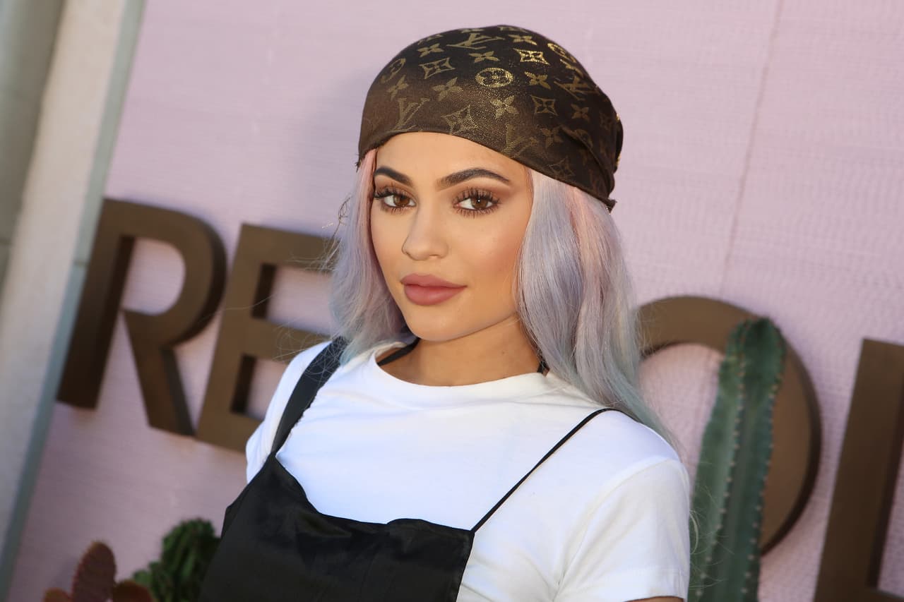 Kylie no le dedicó algún mensaje de amor, pero promocionó los productos de su hermana para esta fecha tan especial.