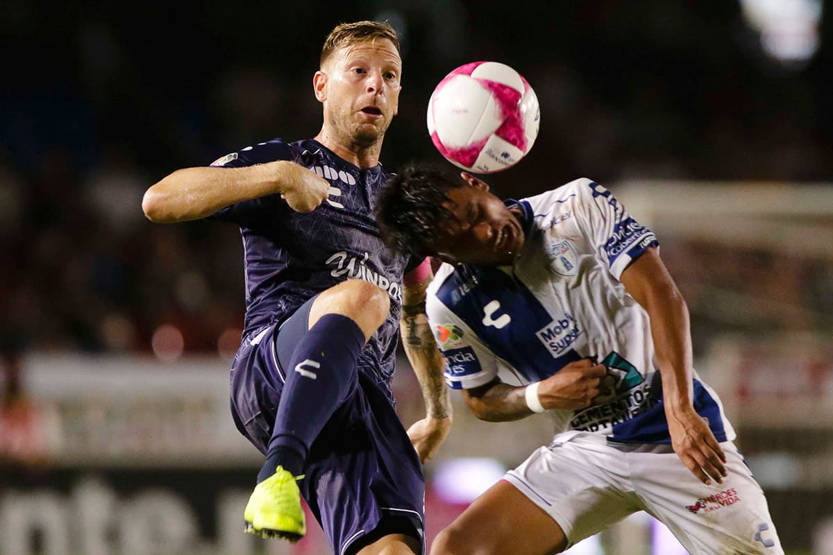 Veracruz comenzó a acercarse en el marcaador con un autogol del defensa colombiano del Pachuca Oscar Murillo (derecha) al minuto 66'.