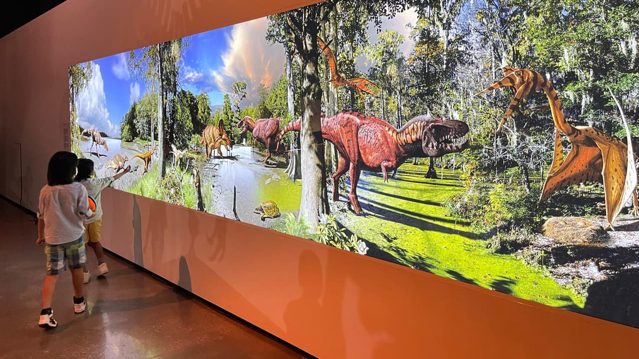 Tienes la oportunidad de retroceder en el tiempo 
<b><a href="https://www.hmns.org/exhibits/special-exhibitions/victoria-the-t-rex/" target="_blank">cuando los dinosaurios caminaban por la Tierra</a></b> y avanzaban hacia el futuro de la energía renovable.