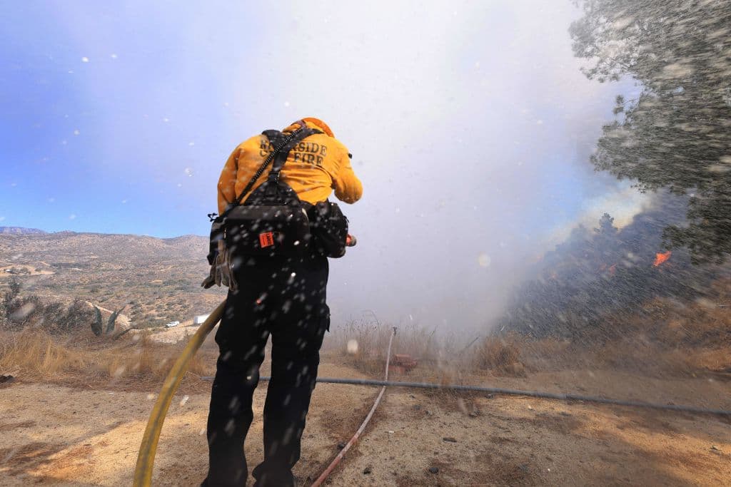 En la comunidad de Aguana, cientos de bomberos de diversas estaciones incluso vecinas buscan cómo lograr contener las llamas.