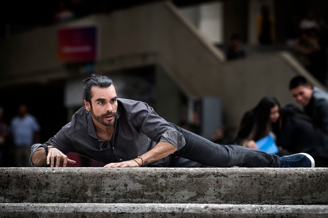 Para convertirse en el sucesor de su padre tendrá que enfrentarse a Catalina Creel, y llegar a fondo de las verdaderas causas de muerte de sus padres, Gloria y Carlos.