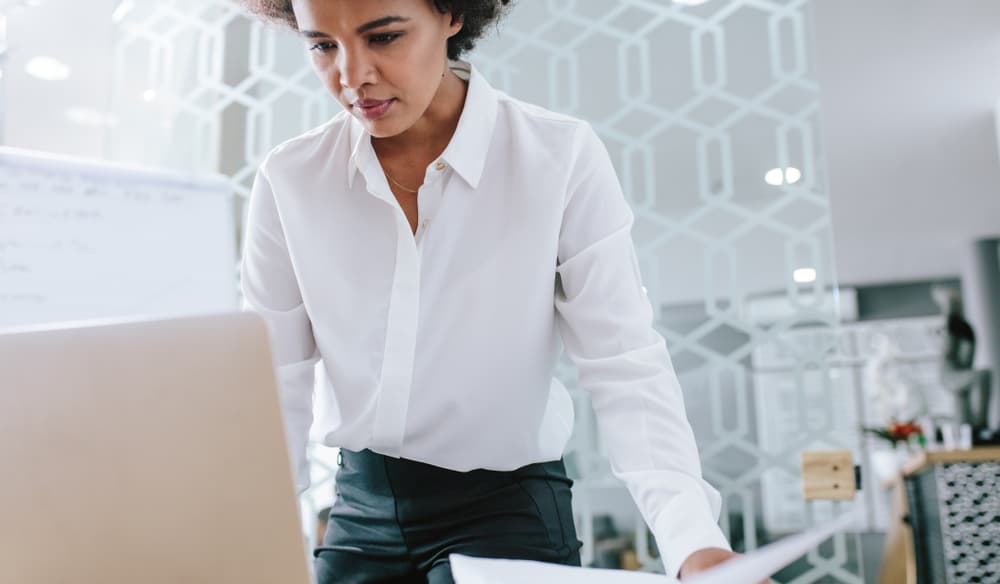 Este último mes del año el tono que te envuelve es optimista, positivo, feliz. Te verás desempeñando exitosamente una responsabilidad nueva al frente de situaciones laborales importantes. Lograrás resolverlas muy bien, a satisfacción de todos.