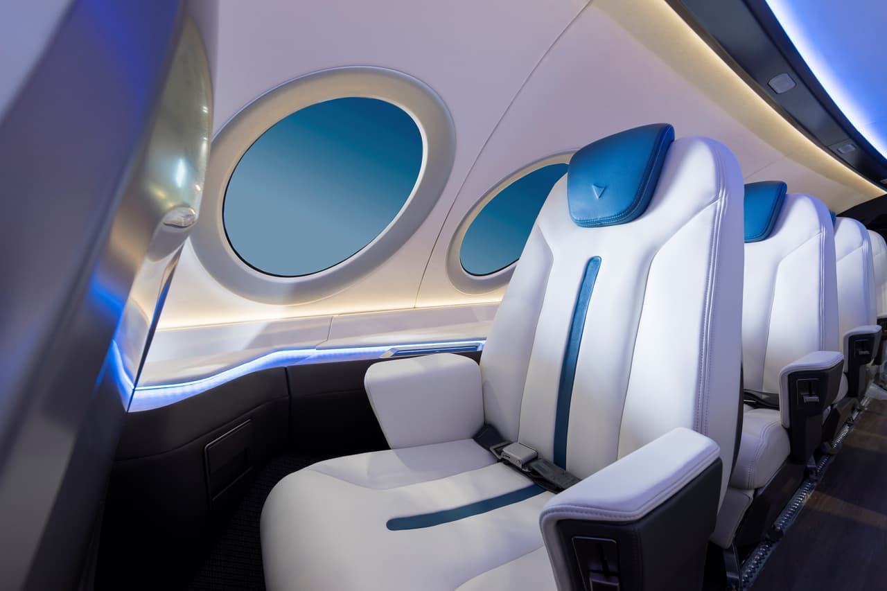 El interior del avión y detalle de los asientos. Según Eviation los viajes regionales registran un elevado tráfico alrededor del mundo. Rutas de 200 millas, como la francesa París-Toulouse o la noruega Oslo-Trondheim, y de 400 millas como la estadounidense San José-San Diego, son comunes.