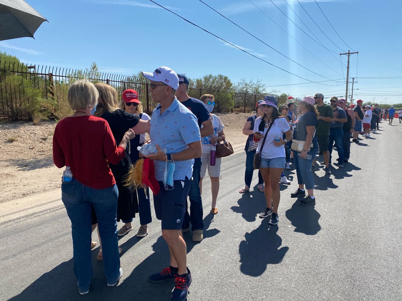 Desde temprano, decenas de seguidores de Donald Trump hcieron fila para ingresar al evento programado para la tarde del 19 de octubre en el aeropuerto de Tucson.