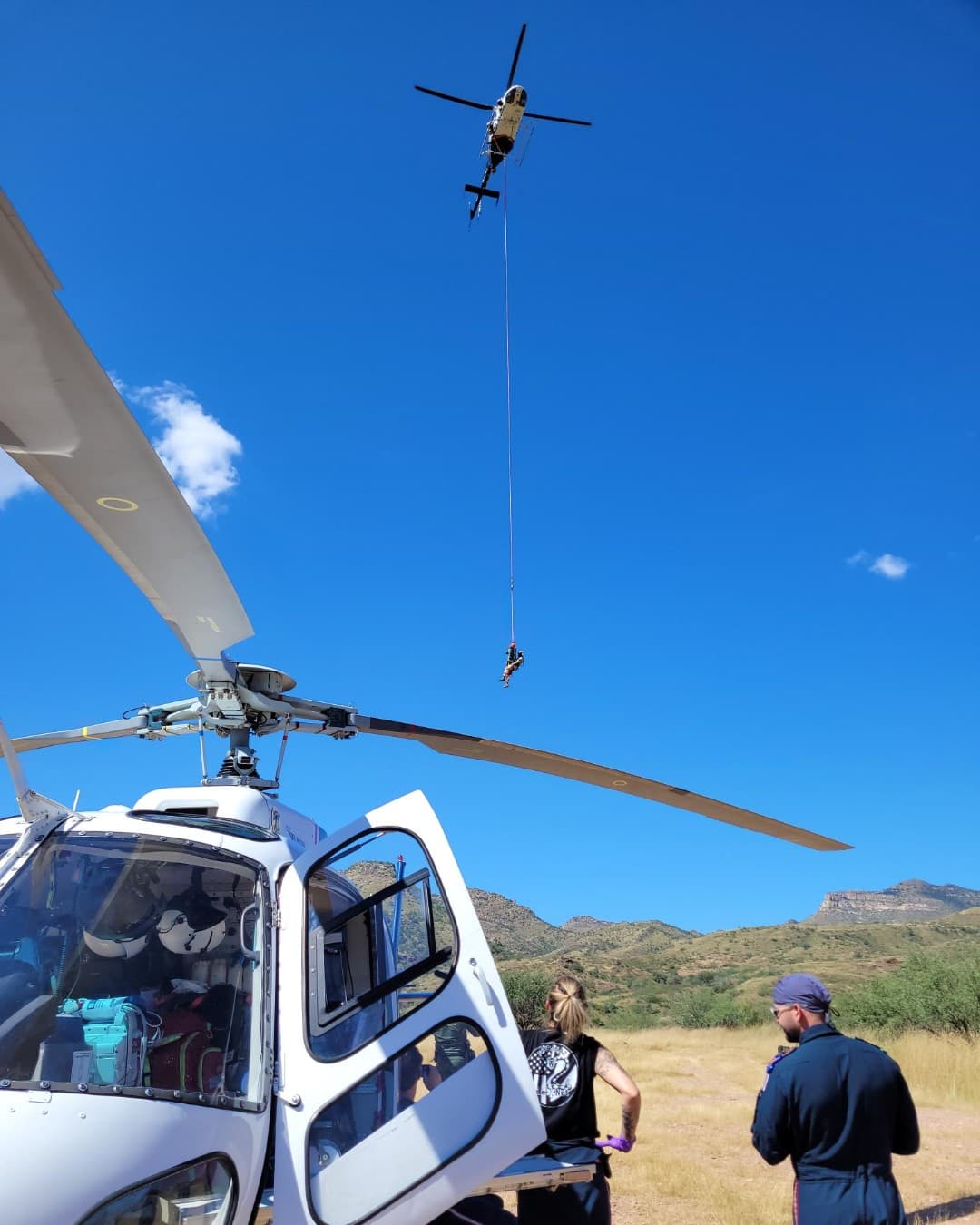 Un helicóptero llegó al rescate del hombre, para enviarlo a Tucson de una manera más rápida y segura para su recuperación.