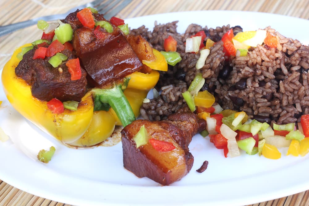 Puerco asado a la criolla y chiles: Condimentado con chiles y una salsa de tomate, esta carne de cerdo es el plato perfecto para recibir a un grupo de invitados y agasajarlos con una comida sencilla pero llena de sabor.