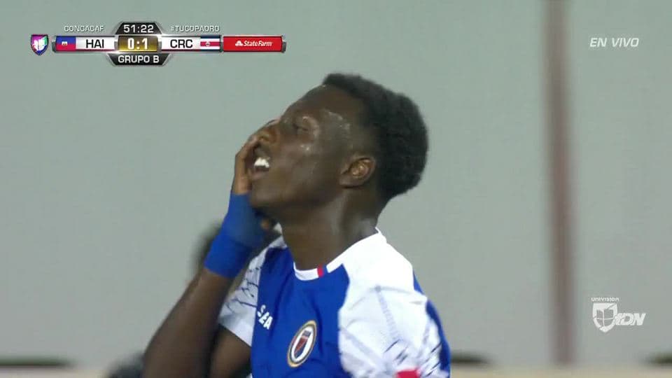 Tiro desviado de Derrick Etienne