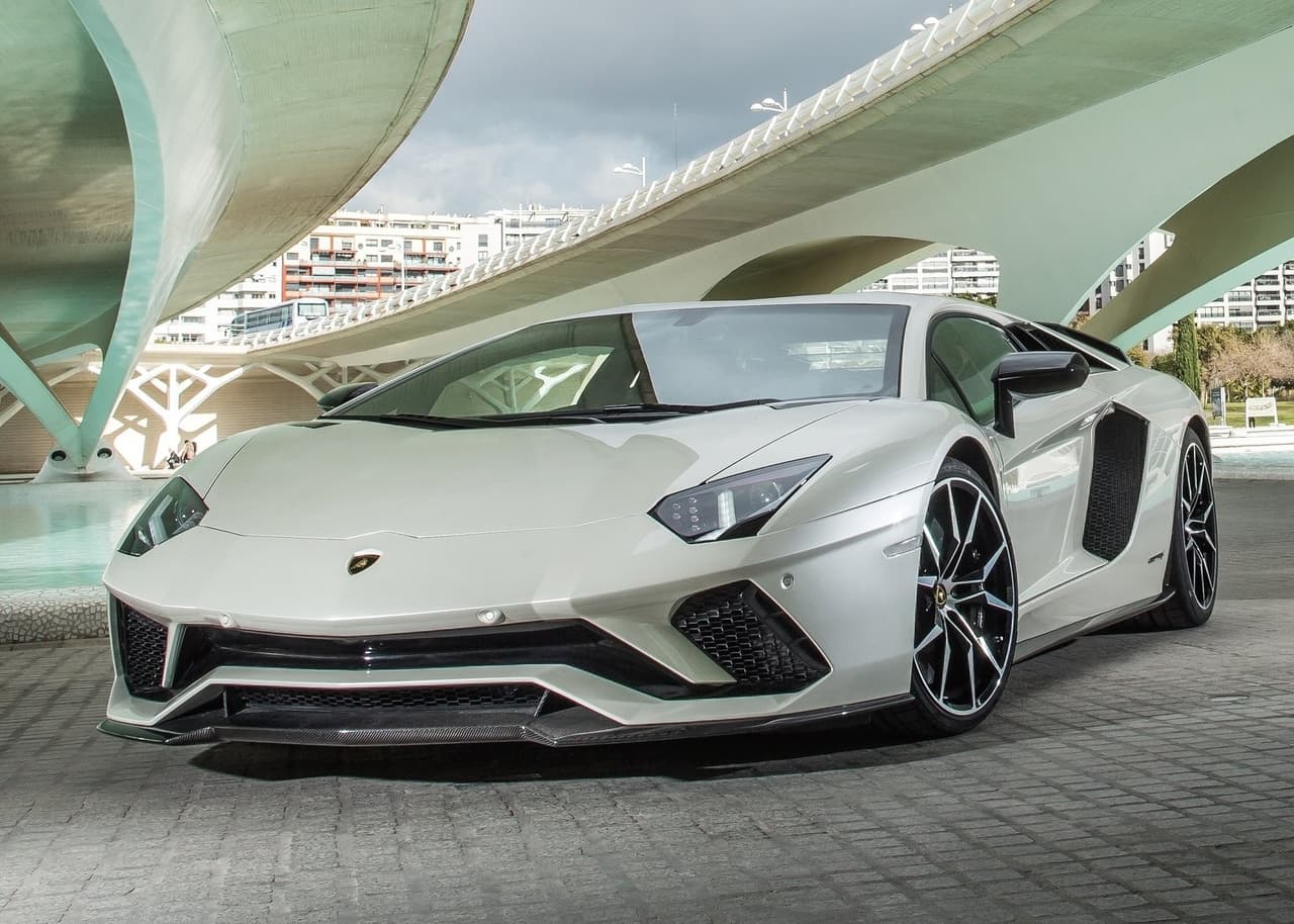 <h3 class="cms-H3-H3"><b>12. Lamborghini Aventador</b></h3>
<br>
<br>
<b>Capacidad del tanque: </b>22.45 galones
<br>
<b>Costo estimado para llenar el tanque:</b> $92
<br>
<b>Consumo de combustible:</b> 10 mpg en trayecto combinado