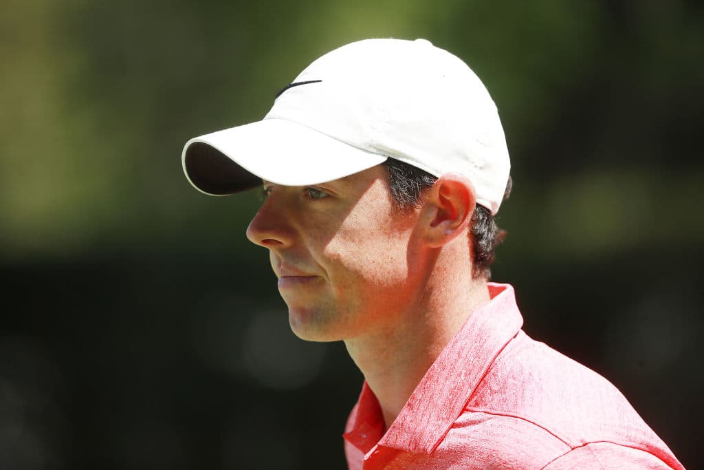 En el hoyo 6, un par 5, McIlroy fue donde tuvo su momento más complicado y que fue cuando le abrió la puerta a Johnson a escaparse al firmar un bogey tras tener problemas con un árbol.