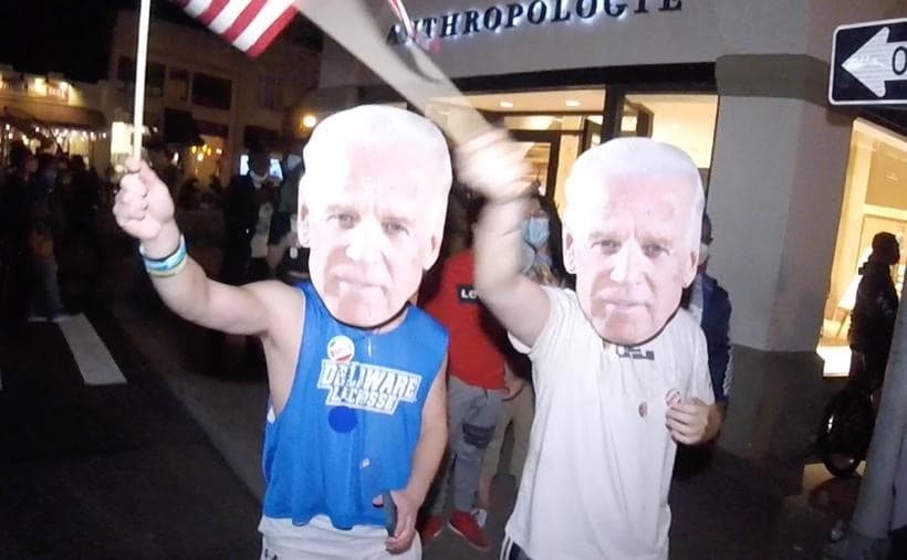 Miles de personas salieron a celebrar la victoria de Joe Biden y Kamala Harris a la presidencia de los Estados Unidos el 7 de noviembre, días después de las elecciones generales del 3 de noviembre.