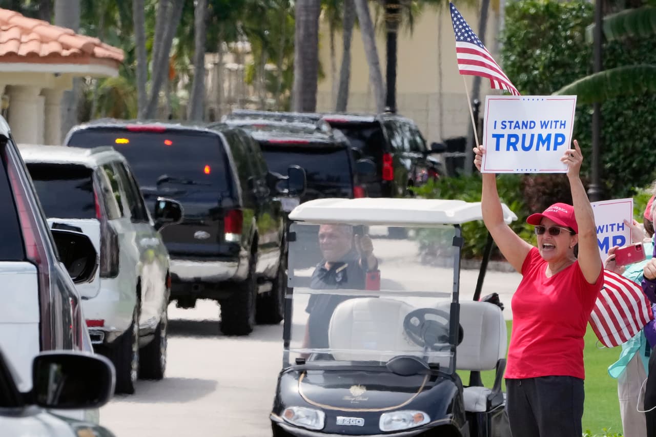 Trump dijo el jueves en su red social Truth Social que su imputación era “un día oscuro para los Estados Unidos de América", a lo que agregó: "Soy inocente y lo demostraremos muy, muy sólidamente, y espero que muy rápidamente”, dijo en un video.