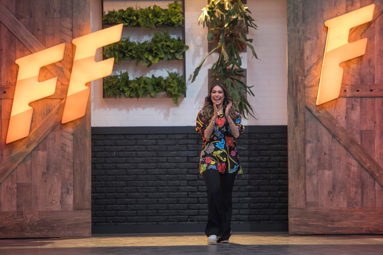 Gali llegó luciendo unos pantalones negros, una camisa larga de colores y unos tenis.