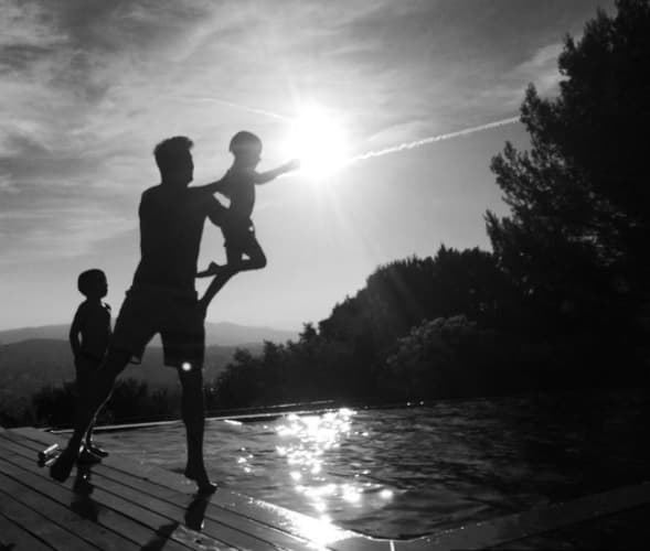 Imagen artística, Ricky con sus hijos en un amanecer en la Riviera Francesa