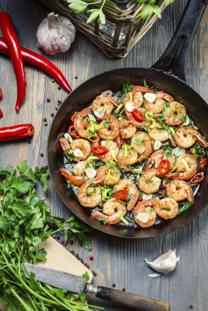 Agrega ¼ taza de ajo picado y cocina hasta que libere su aroma, alrededor de 30 segundos.