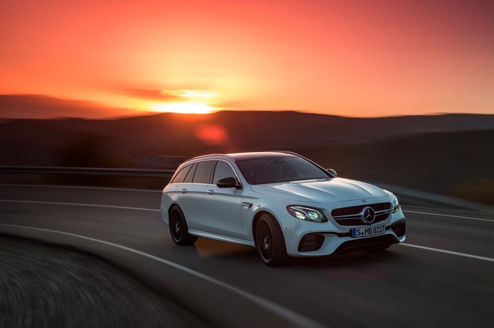 En cuanto a las prestaciones, Mercedes-Benz afirma que el E63 S Wagon 
<b>acelerará de 0 a 60 millas por hora en 3.4 segundos</b>, y tiene una velocidad máxima limitada electrónicamente a 155 millas por hora.