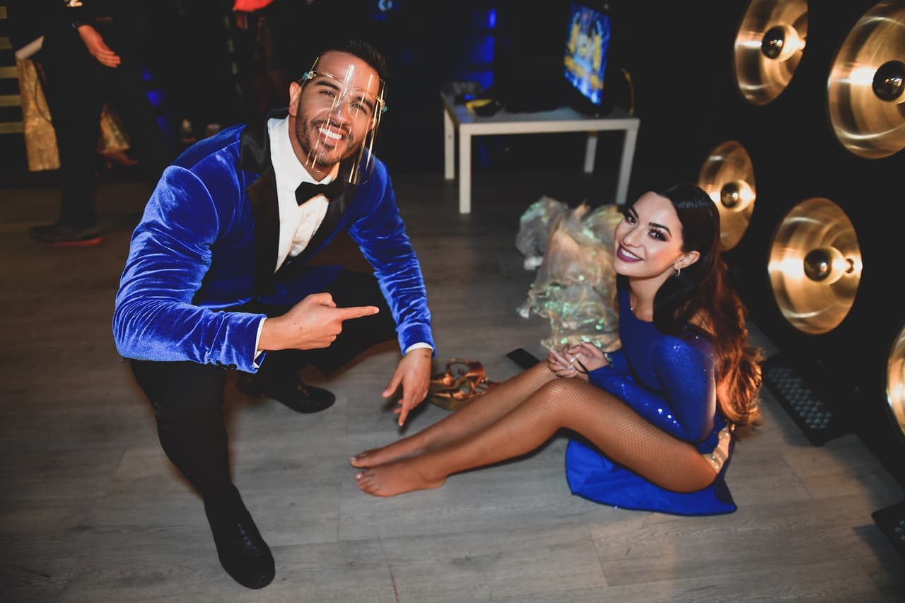 Al parecer la rumba estuvo intensa y esta foto delata al Chef Yisus y su bailarina al término del baile.