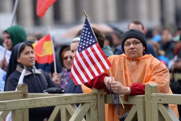 Cuando al fin aparezca el humo blanco, que anunciaría la elección del nuevo obispo de Roma, éste saldrá al balcón a presentarse antes los fieles.