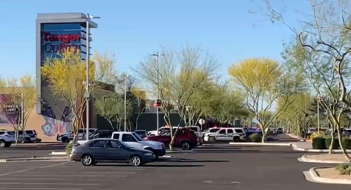 Cinco personas heridas, incluido un niño y dos adolescentes en un tiroteo en Tanger Outlets en Glendale