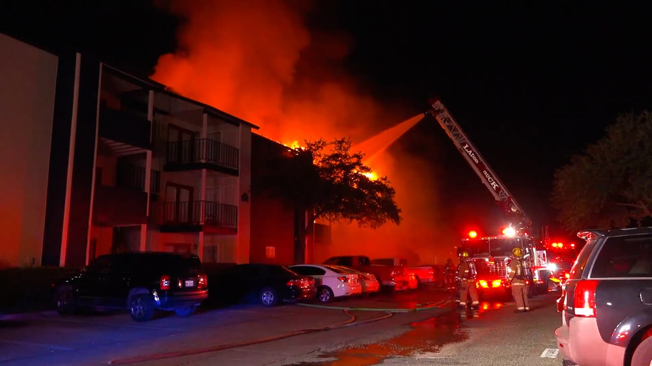 Una persona resultó herida y más de 20 familias quedaron desplazadas luego de un fuerte incendio en un complejo de apartamentos