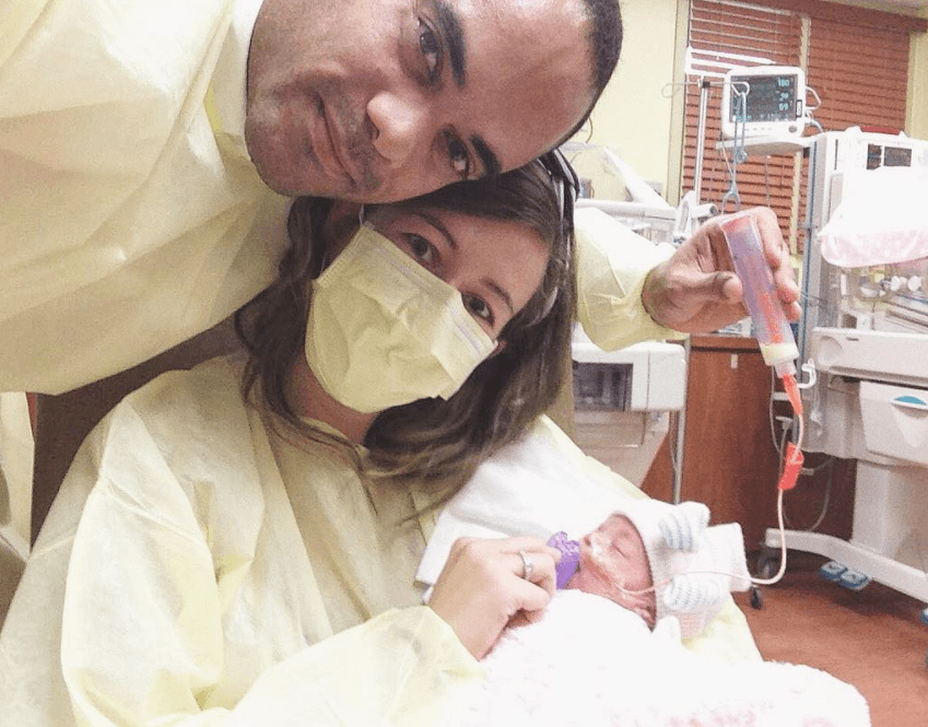 Mia Michelle nació por cesárea con apenas 30 semanas. En la imagen, estoy más dormida que despierta, pero amando cada segundo de este momento. Se la habían llevado a cuidados intensivos y fui a verla. Pesó 2.260 kilogramas y midió 42 centímetros. Era el momento de concentrar las buenas vibras y oraciones para que expulsara el líquido amniótico que absorbió.