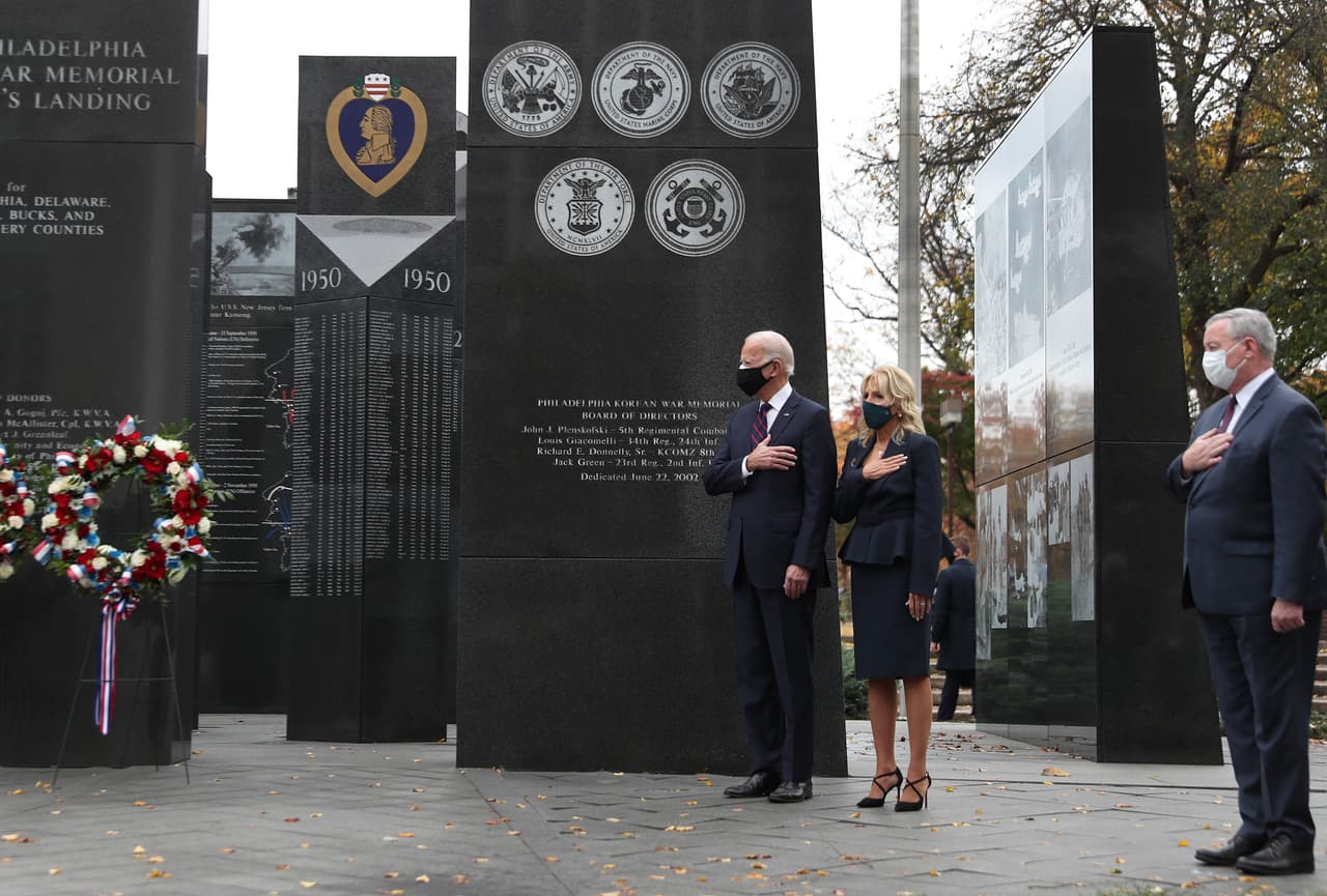 El presidente electo Biden visita el Monumento a la Guerra de Corea en Filadelfia el Día de los Veteranos