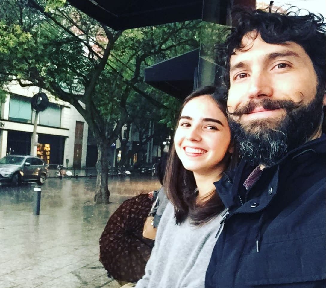 Tiene dos hijos, aquí con María.