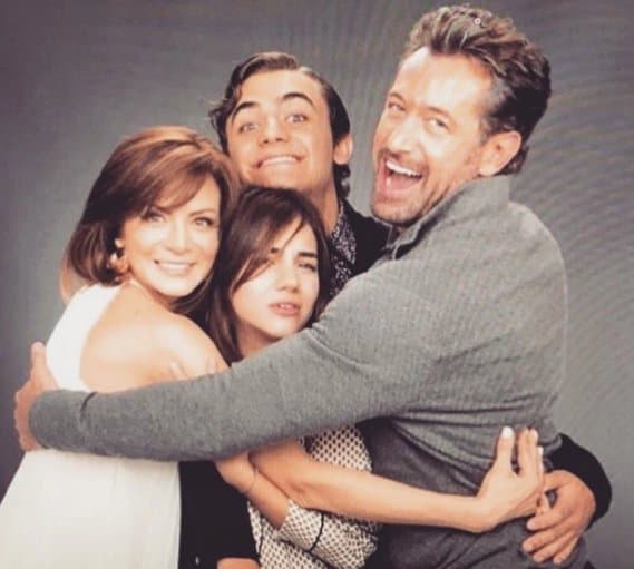 Esta será una de las imágenes oficiales de 'Nadie más en el mundo', la cual fue compartida por medio de las cuentas de redes sociales de la novela, mostrando que esta familia será divertida y llena de amor, aunque el destino esté en su contra y sucedan hechos que cambiarán el rumbo de sus vidas.