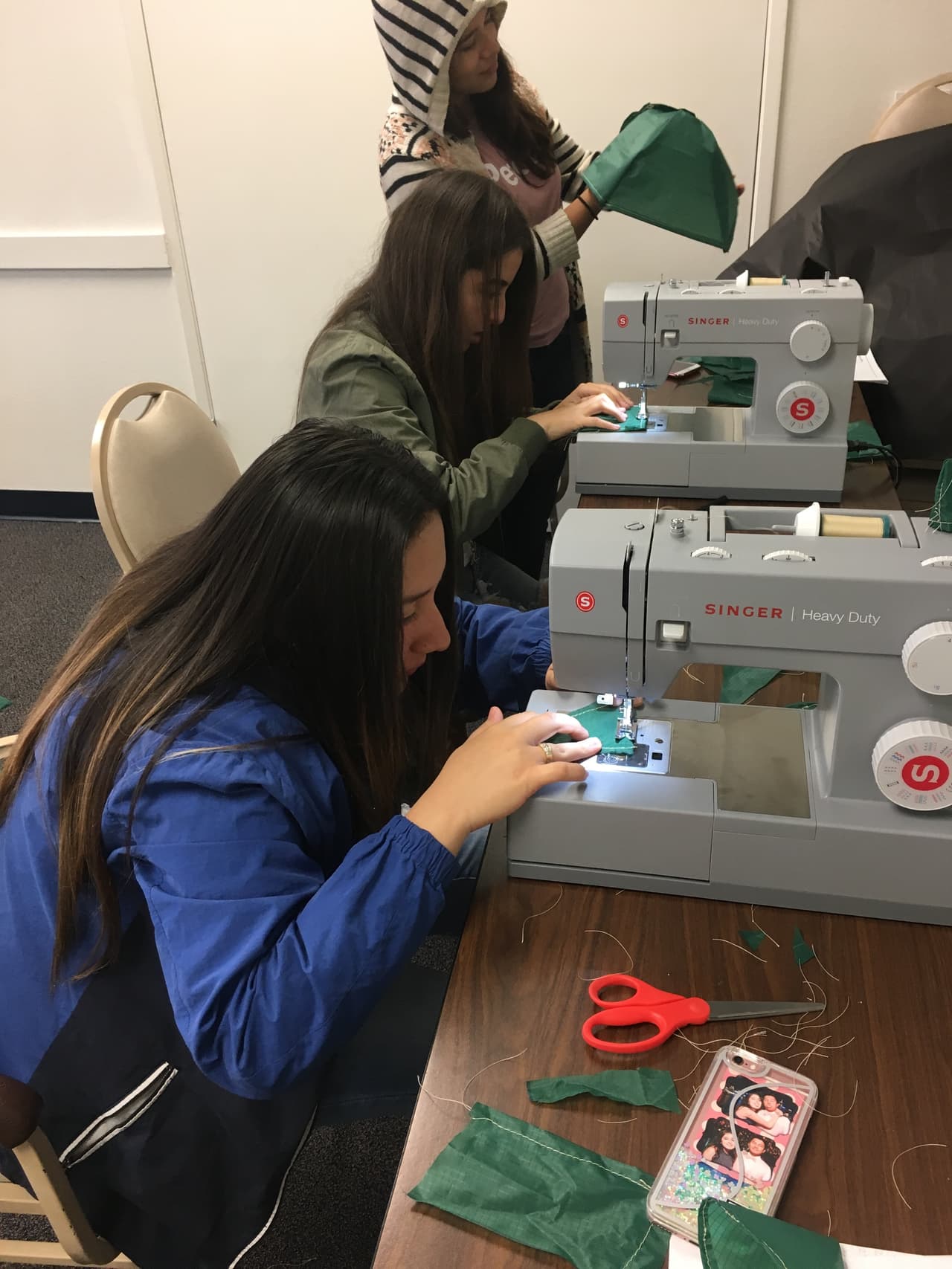 Las jóvenes fueron reclutadas por
<a href="http://www.diygirls.org/"><u>DIY Girls</u></a>, una organización sin fines de lucro que enseña a niñas y jóvenes de comunidades con bajos recursos de ingeniería, matemáticas y ciencias.