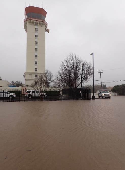 El Aeropuerto de Goleta aún está en operaciones, pese a la inundación.
