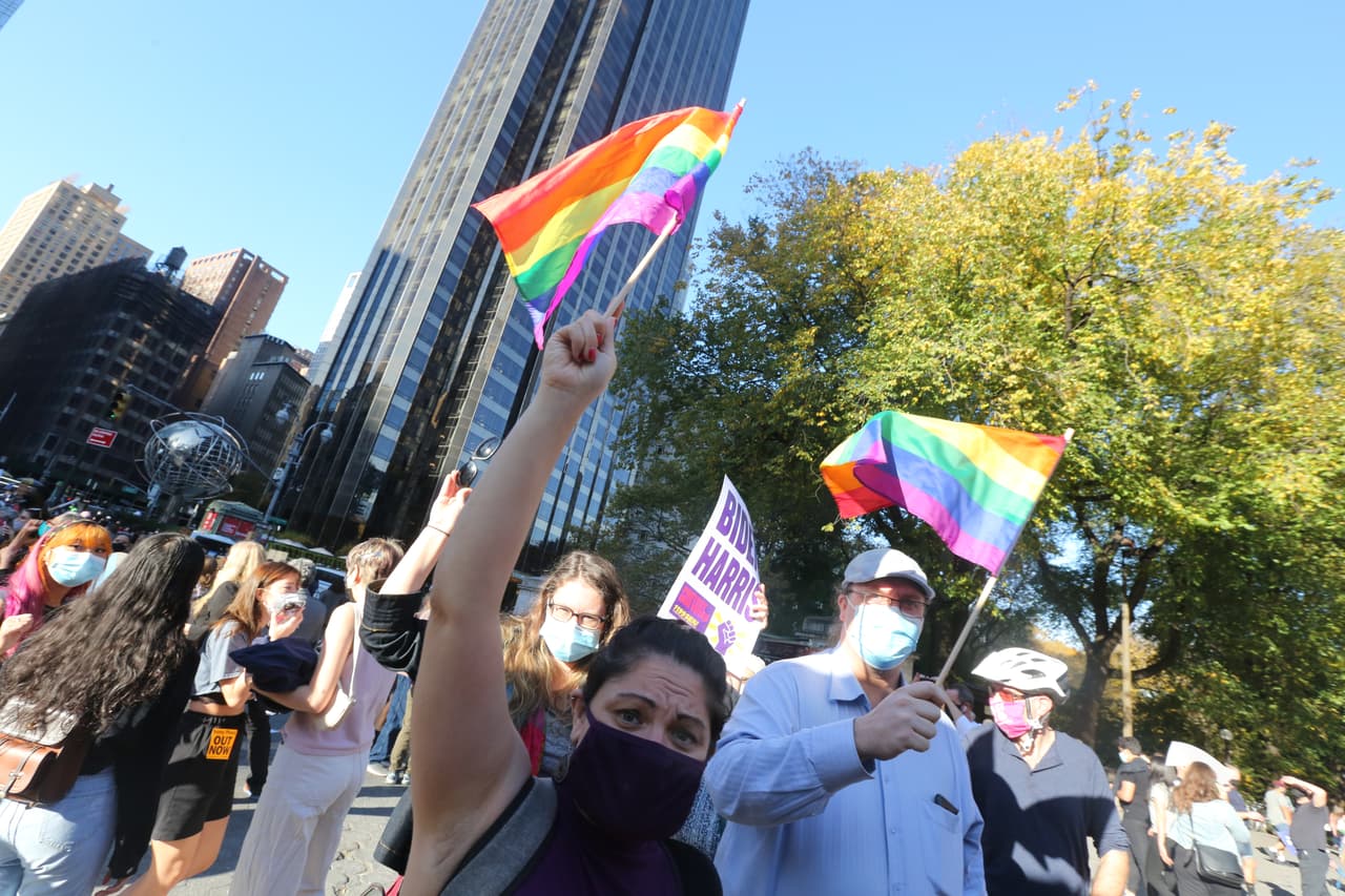 Miembros del movimiento LGBTQ marchan hacia la Trump Tower.