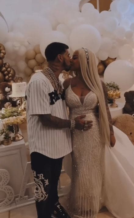 En la llegada a la fiesta de revelación, la esposa de Anuel AA se decidió por un
<b> elegante vestido largo blanco</b>, con bordados de lentejuelas y cristales. 
<br>