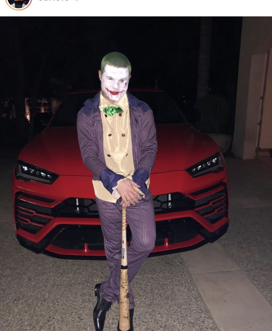 Para su fiesta de halloween, el Canelo posó disfrazado del Joker frente a su hermosa camioneta Urus producida por Lamborghini.