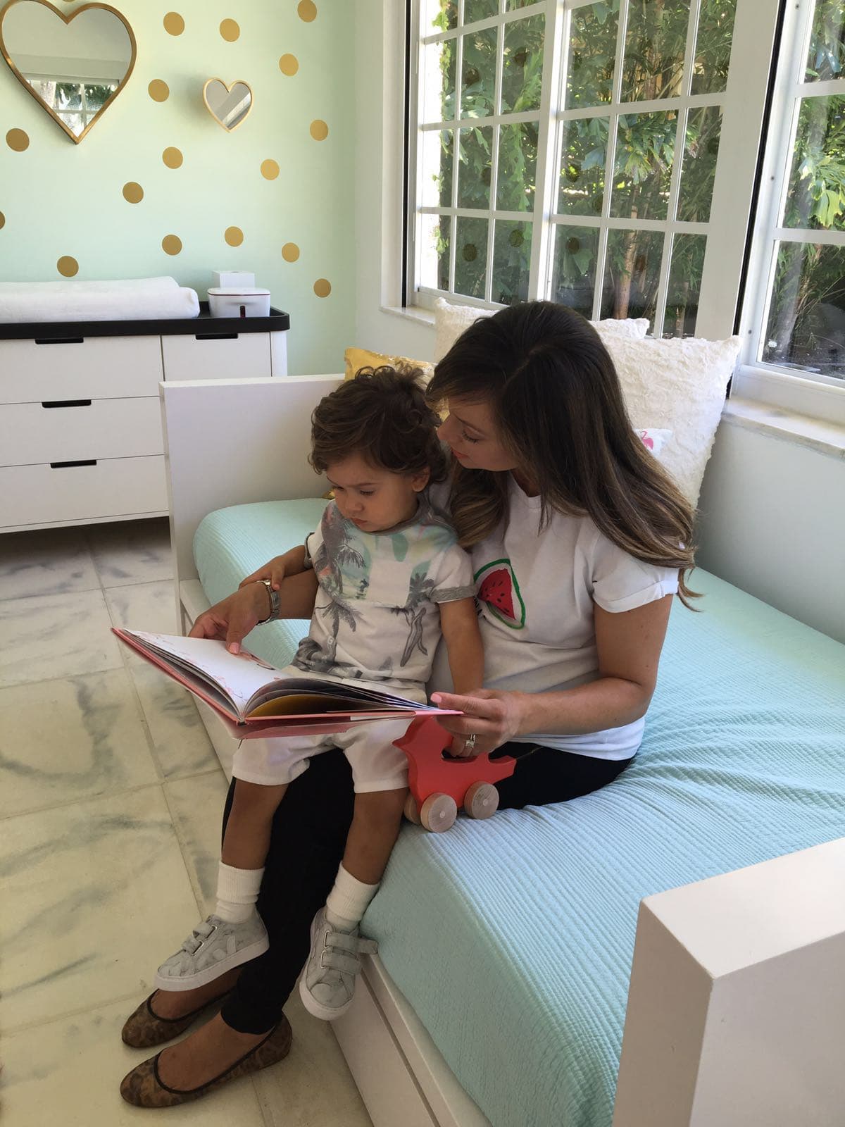 Al igual que lo ha hecho con Bruce, Satcha le contará hermosos cuentos a su bebita.