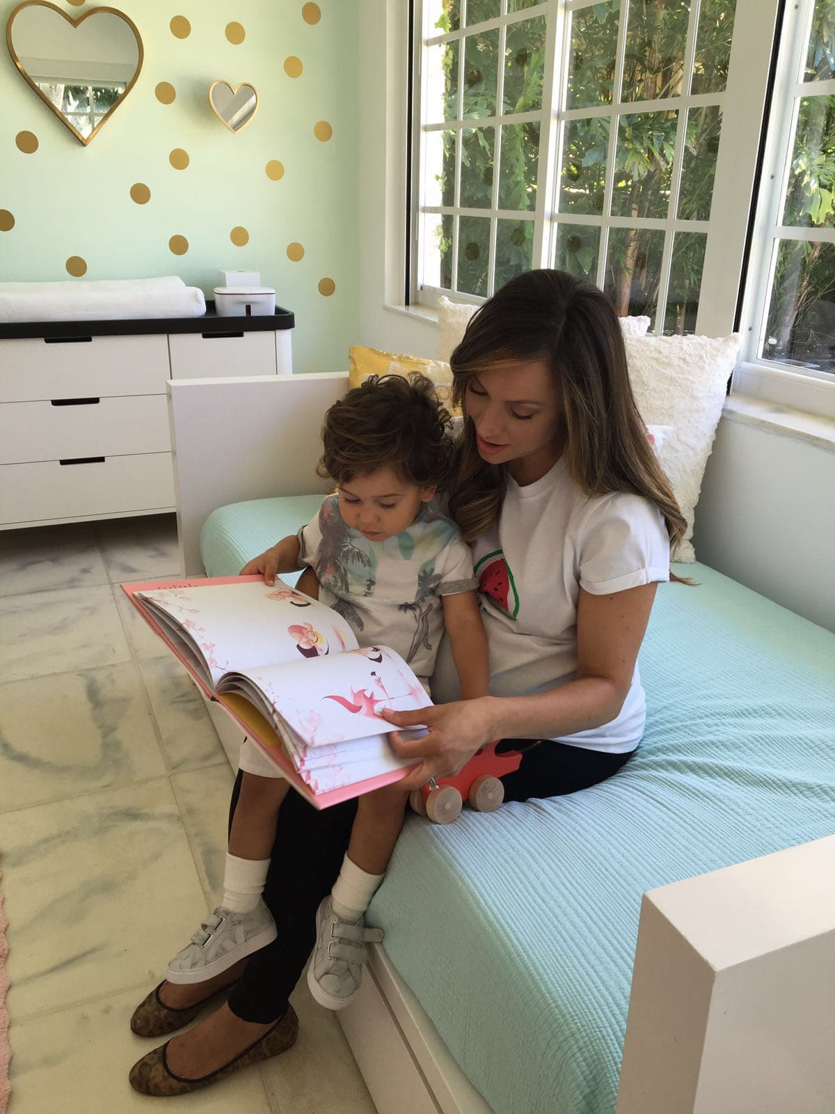 Tan sólo unos días antes de su llegada, Satcha nos mostró el cuarto de Alana y la emoción con la que Bruce la esperaba.