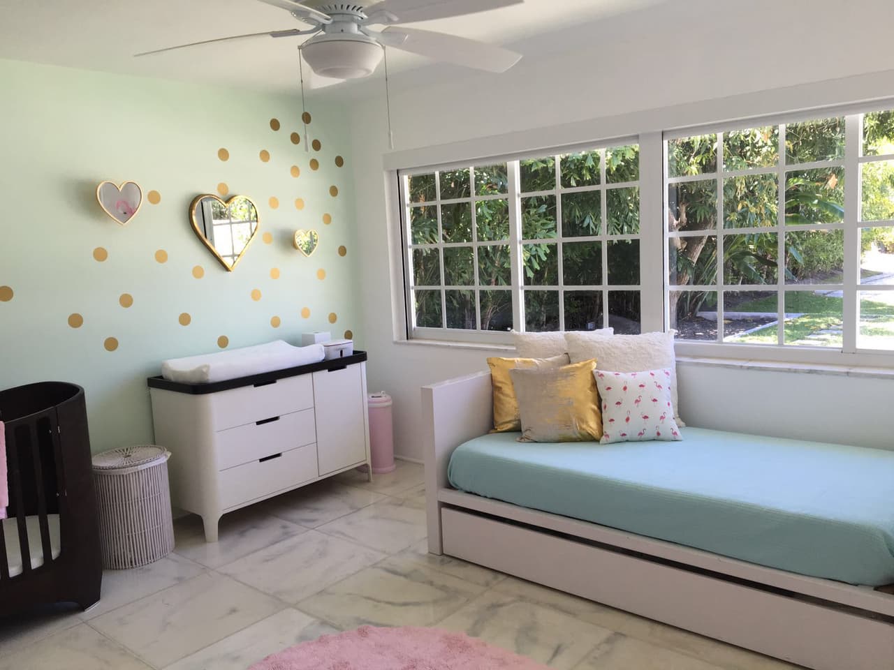 Alana tendrá en este espacio un lugar para disfrutar de los brazos de su mamá.