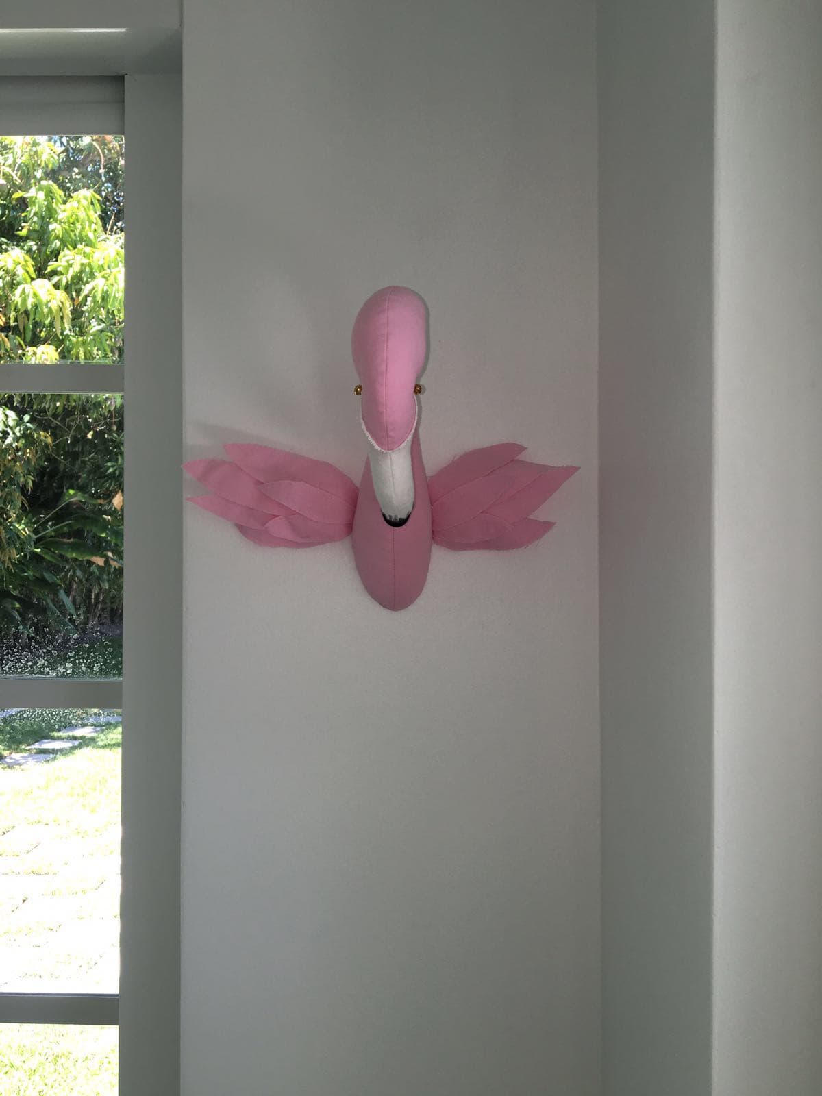 Cada rincón del cuarto de Alana está lleno de amor y bellas decoraciones.