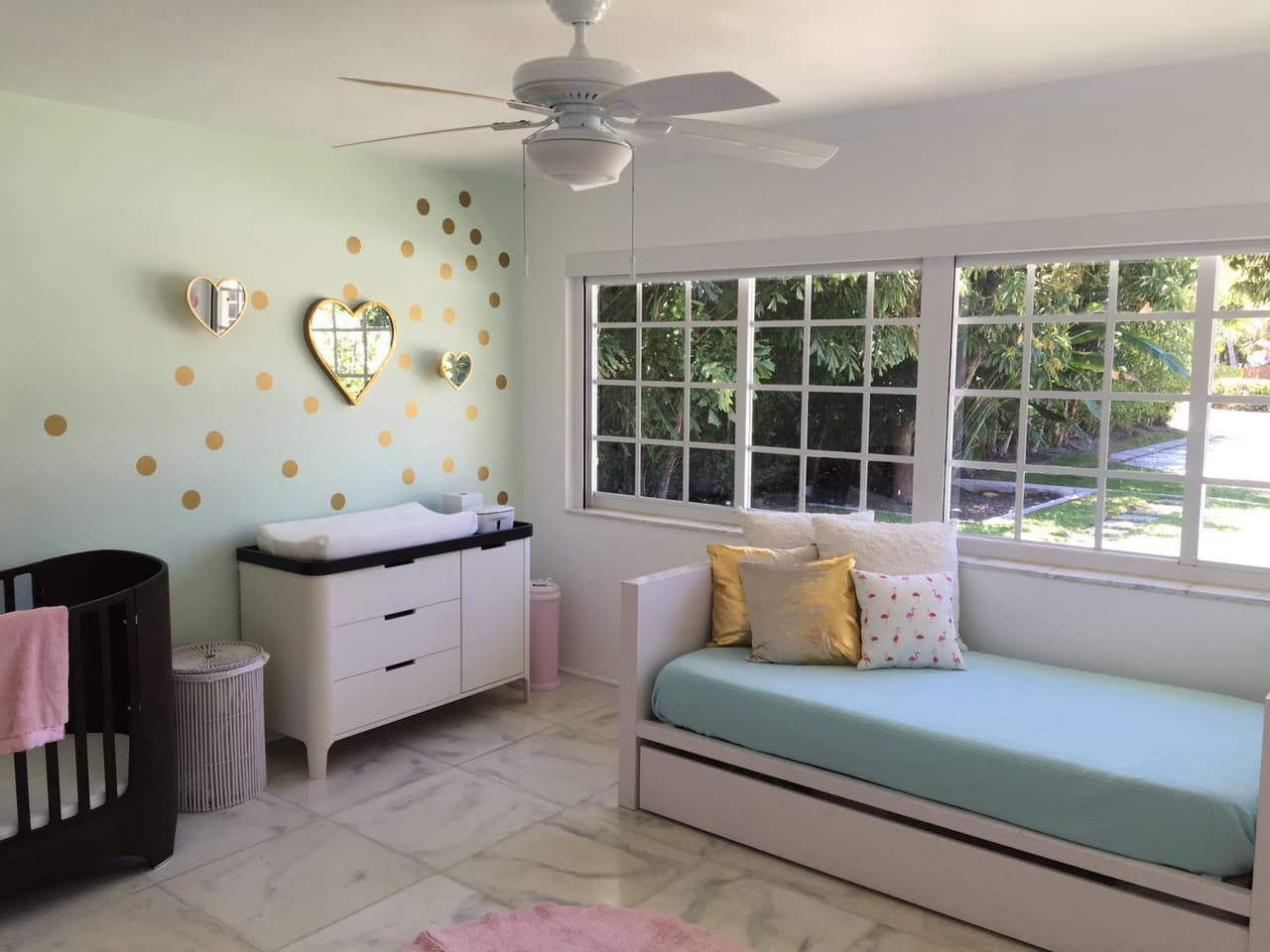 Un cuarto muy iluminado lleno de bellos detalles.