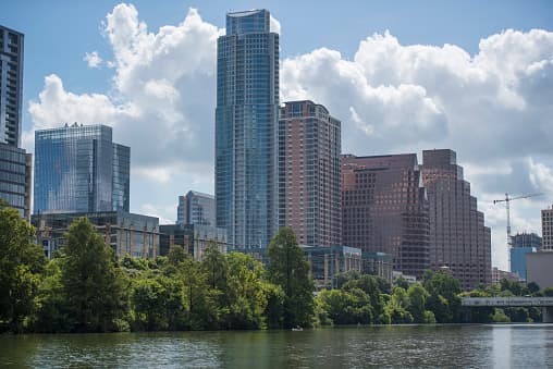 <b>Parque Metropolitano Zilker </b>
<br>El parque central de la ciudad tiene muchos puntos de vista excelentes para observar los fuegos artificiales. Sin embargo, al igual que otras áreas adyacentes, estará abarrotada. Así que intenta llegar temprano y elegir un área para ver el espectáculo. tropolitano Zilker
<br>