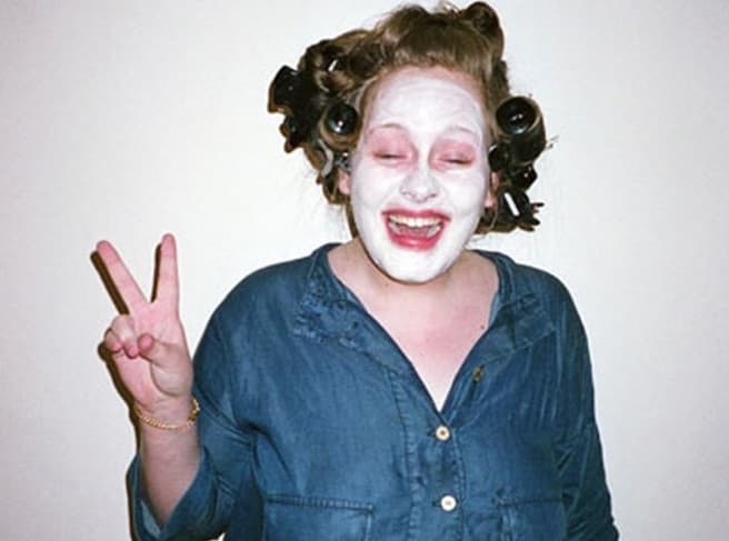 Y como la belleza cuesta, hasta una foto de Adele con mascarilla y tubos en la cabeza salió a la luz. Pobre Adele, seguramente está sufriendo por esta situación.