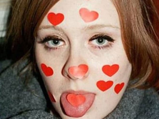 En esta la vemos como toda una reina de corazones y sacando la lengua.