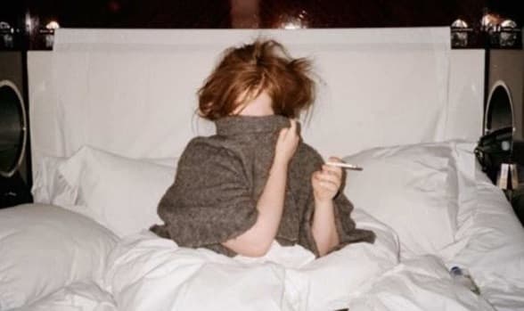 Por si fuera poco, hasta una foto de la cama salió a la luz, eso sí, se cubrió el rostro para hacer más divertido el momento.