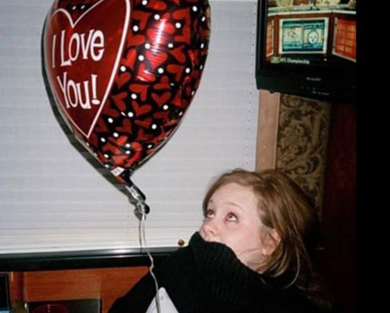 Pese a todo, Adele le dijo algún día a su incómodo ex, Alex Sturrock que lo amaba con este lindo globo.