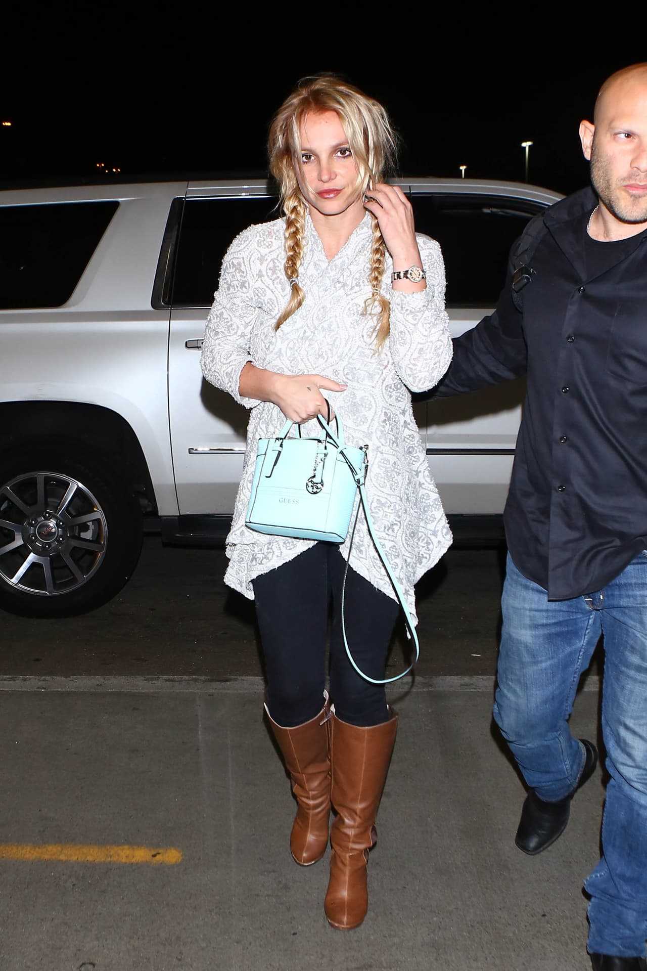 La llamada 'princesa del pop' optó por entrar a una clínica de salud de mental, porque se había sentido muy angustiada por
<b><a href="https://www.univision.com/entretenimiento/esta-es-la-emotiva-razon-por-la-que-britney-spears-hara-una-pausa-en-su-carrera">el estado de salud de su padre, Jamie Spears</a></b>.