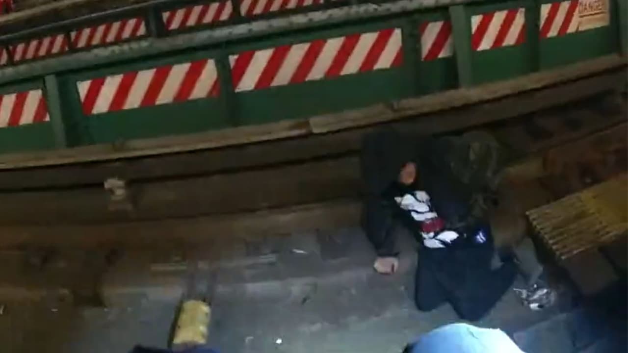 Policía de origen hispano rescata a hombre que cae a vías del subway en estación de Queens
