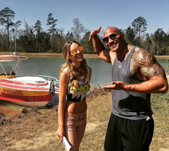 Dwayne "The Rock" Johnson da la bienvenida a Belinda, a quien llama la "reina del pop latino", al set de 'Baywatch'.