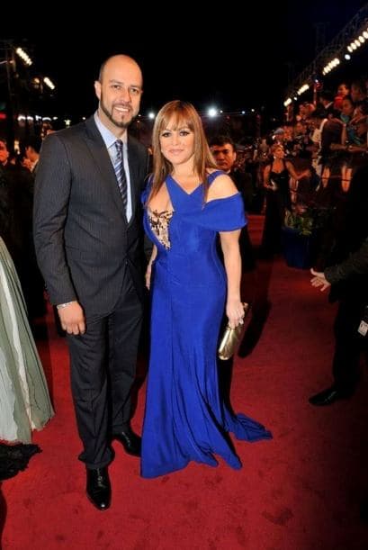 Se veían tan enamorados que los reflectores se fijaron en ellos todo el tiempo. Se casaron en septiembre de 2010, pero para la última parte de 2012 ya estaban divorciados. Desgraciadamente la cantante murió en diciembre de ese año en un accidente aéreo.