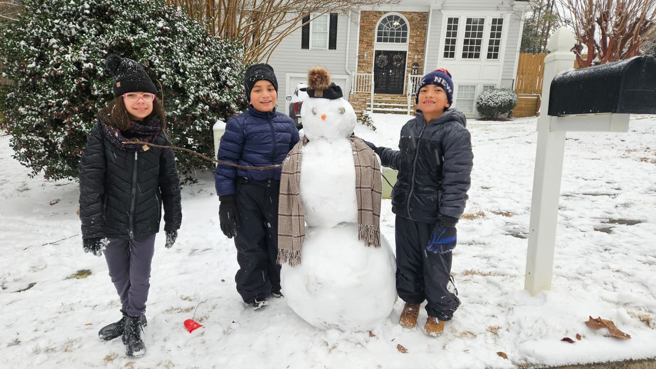 Varios distritos escolares cancelaron clases, lo que provocó que los 
<b>menores salieran a sus jardines a jugar con la nieve.</b>
<br>
<br>Aquí puede encontrar todos los distritos escolares que han cancelado clases el viernes 10 de enero y suspendieron actividades el sábado 11 de enero.